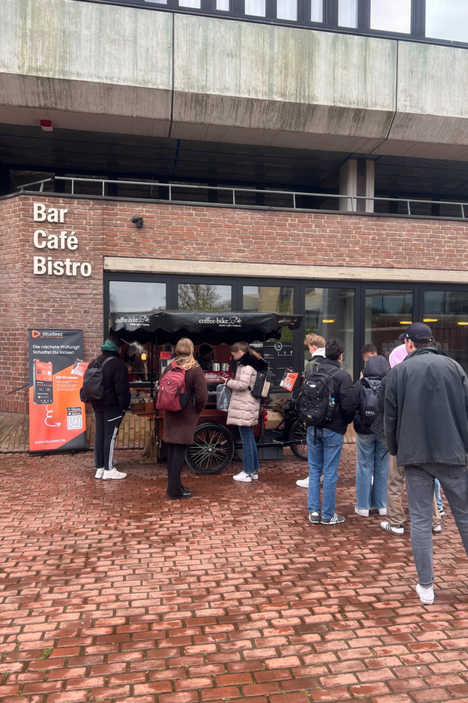 Promotion mit Kaffeewagen auf dem Campus der Heinrich-Heine-Universität in Düsseldorf