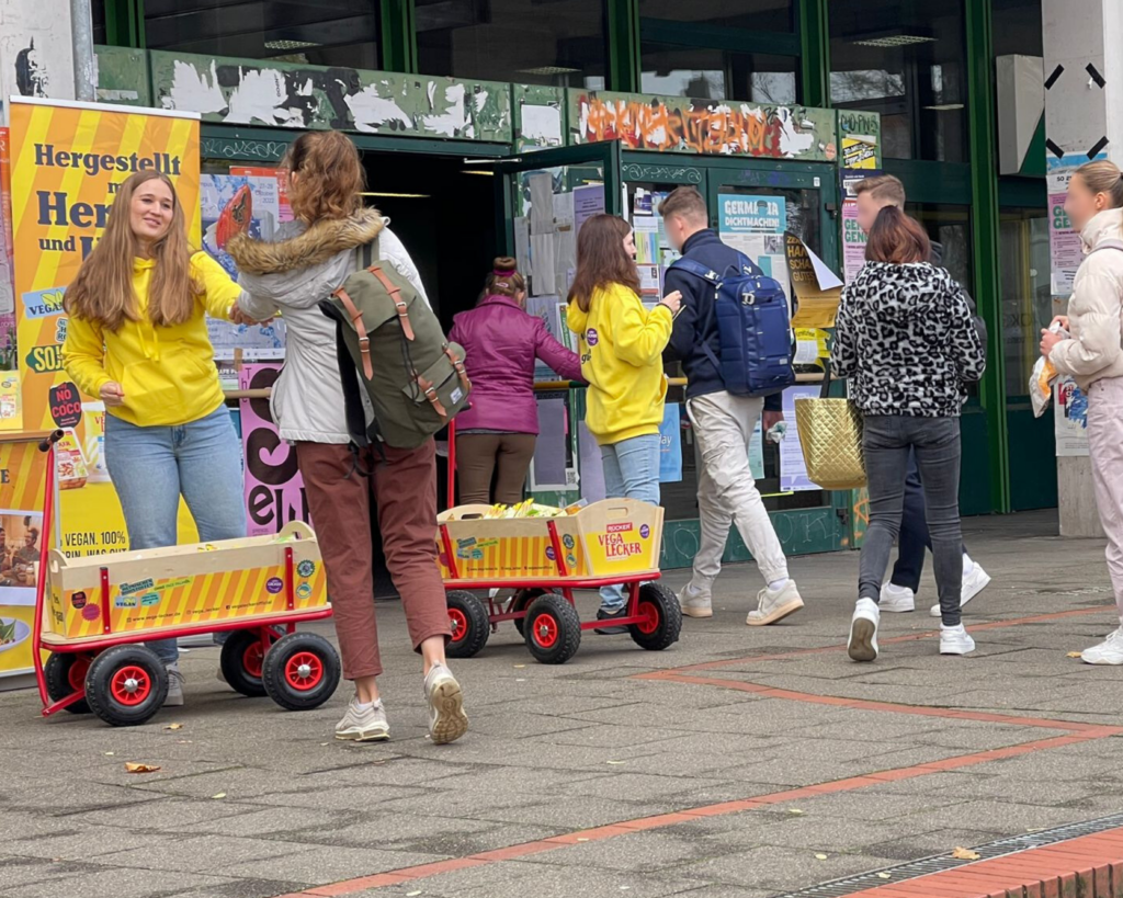 Unsere Promoter verteilen ihr Produkt mit einem Lächeln im Gesicht und beantworten offene Fragen