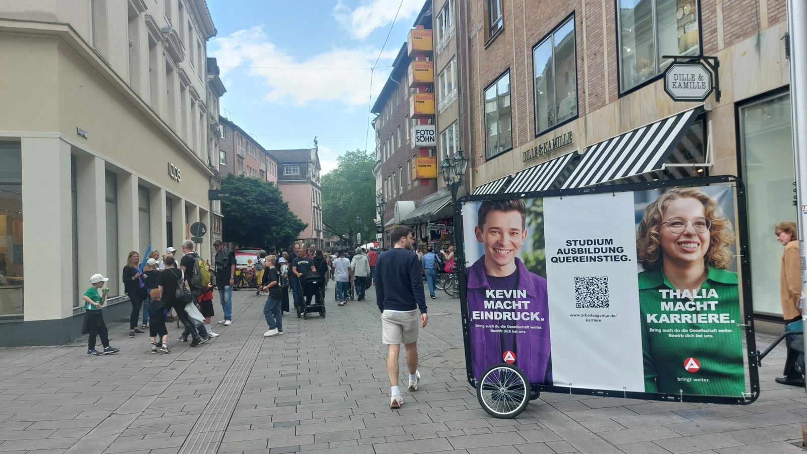 The employment agency also uses bike advertising to find new talent in the Düsseldorf city area with the XXL bike