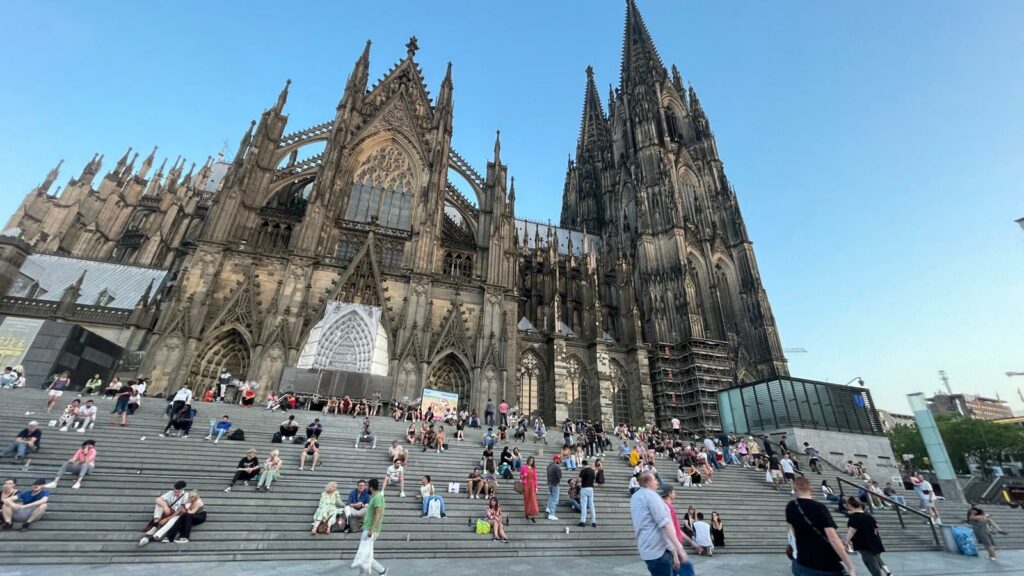 Bike advertising in Cologne with XXL trailer in front of the cathedral