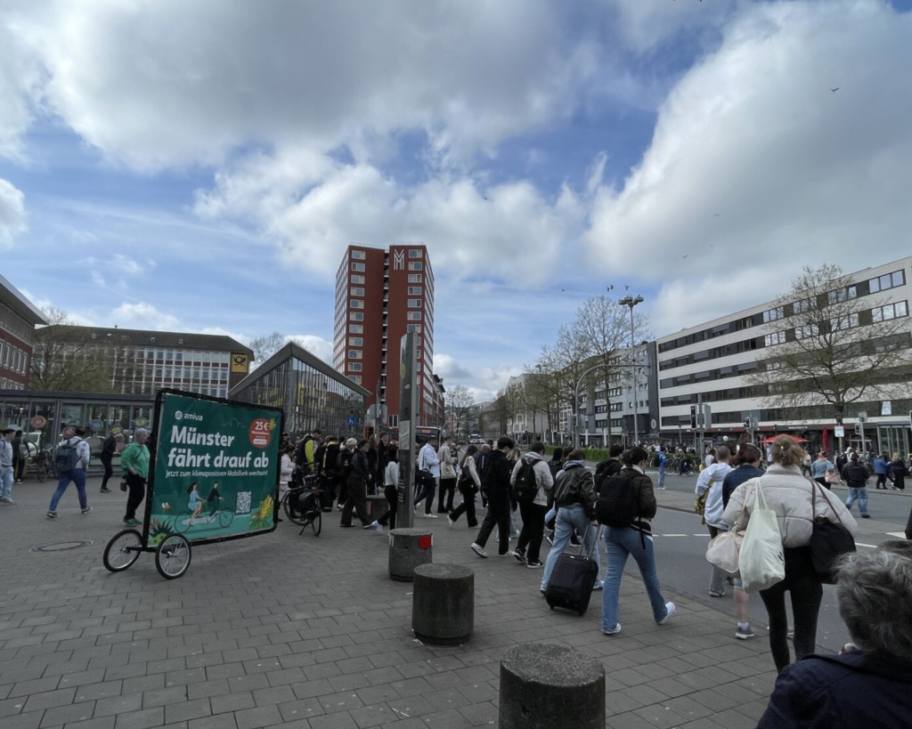 Fahrradwerbung in Münster mitten im regen Treiben der Fußgängerzone