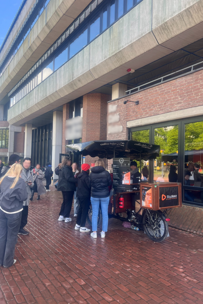 Big crowd at the stand promotion with coffee bike in Düsseldorf