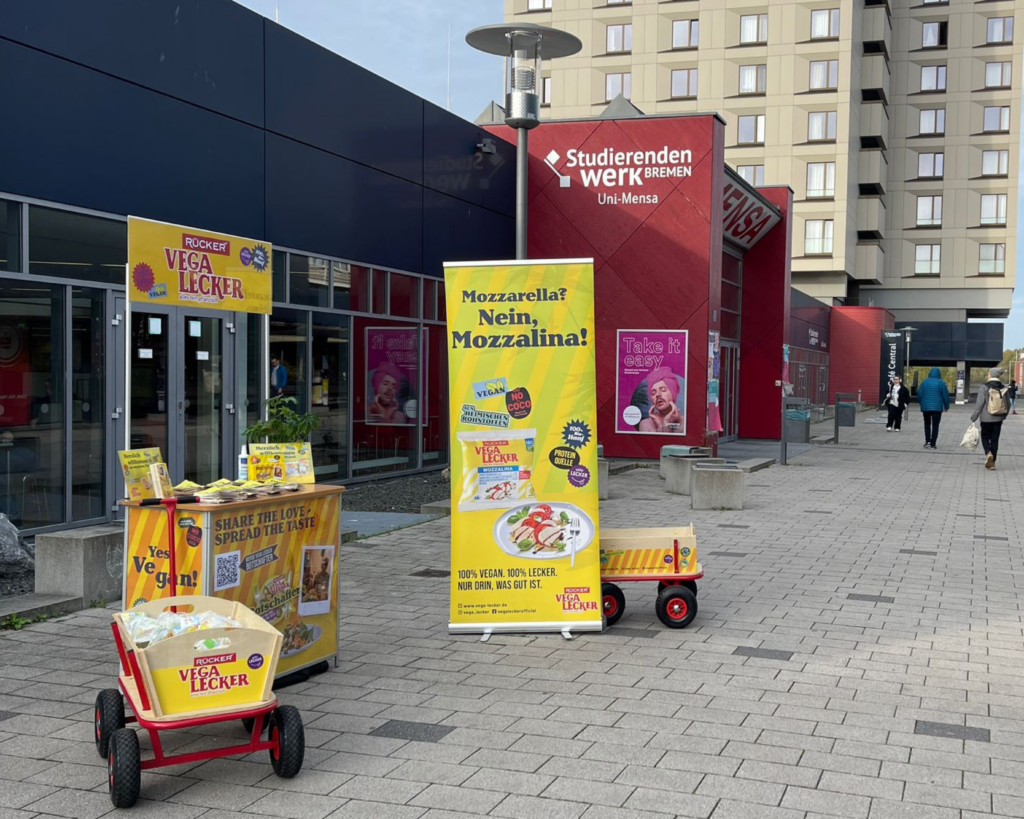 Die Ruhe vor dem Sturm bei der Promotionaktion von Molkerei Rücker für  ihre Marke Vega Lecker