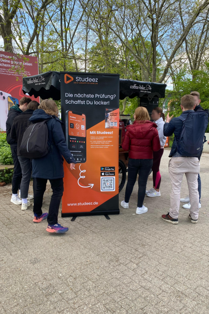 Großer Andrang auf den kostenlosen Kaffee bei der Kaffeewagen-Promotion von Studeez in Köln