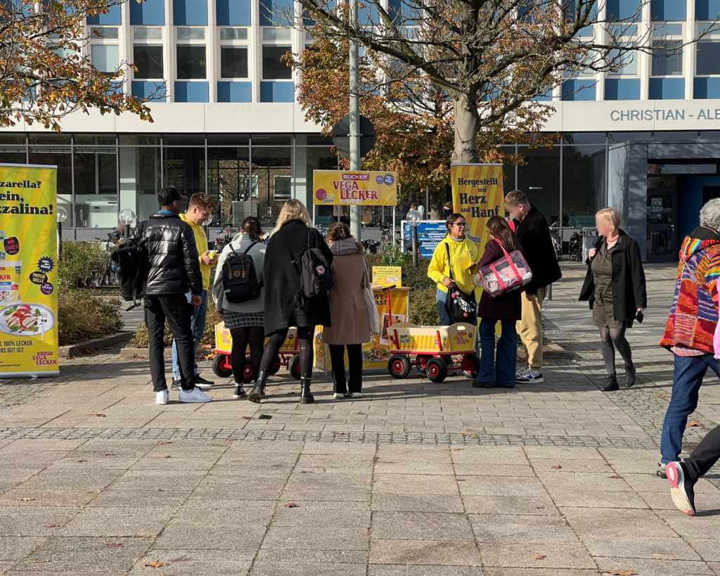 Many interested people at the distribution of product samples