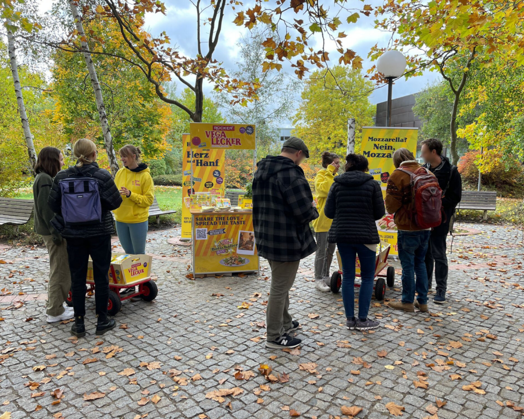 The free product samples are very well received by the young target group in Düsseldorf