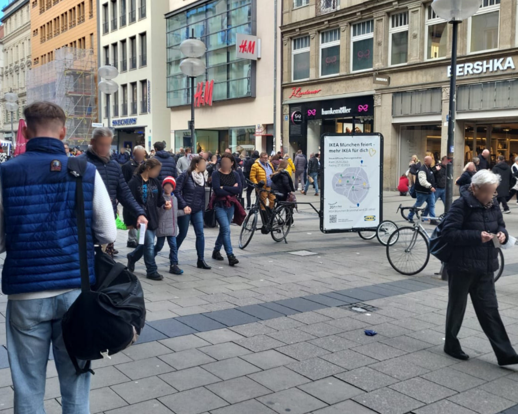 Fahrradwerbung in München in der Einkaufsstraße