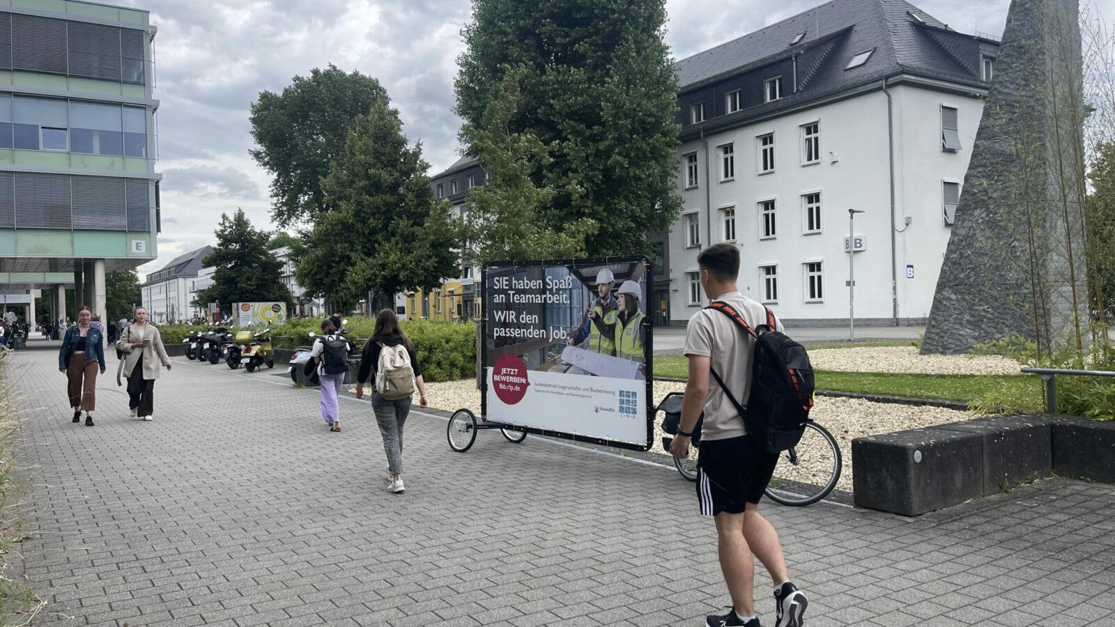 Bike advertising with XXL trailers cuts a fine figure everywhere