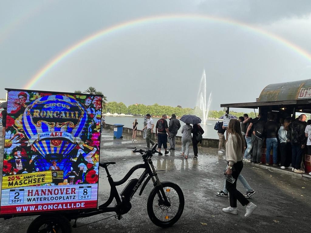 Leuchtende Werbung im Stadtbild von Hannover