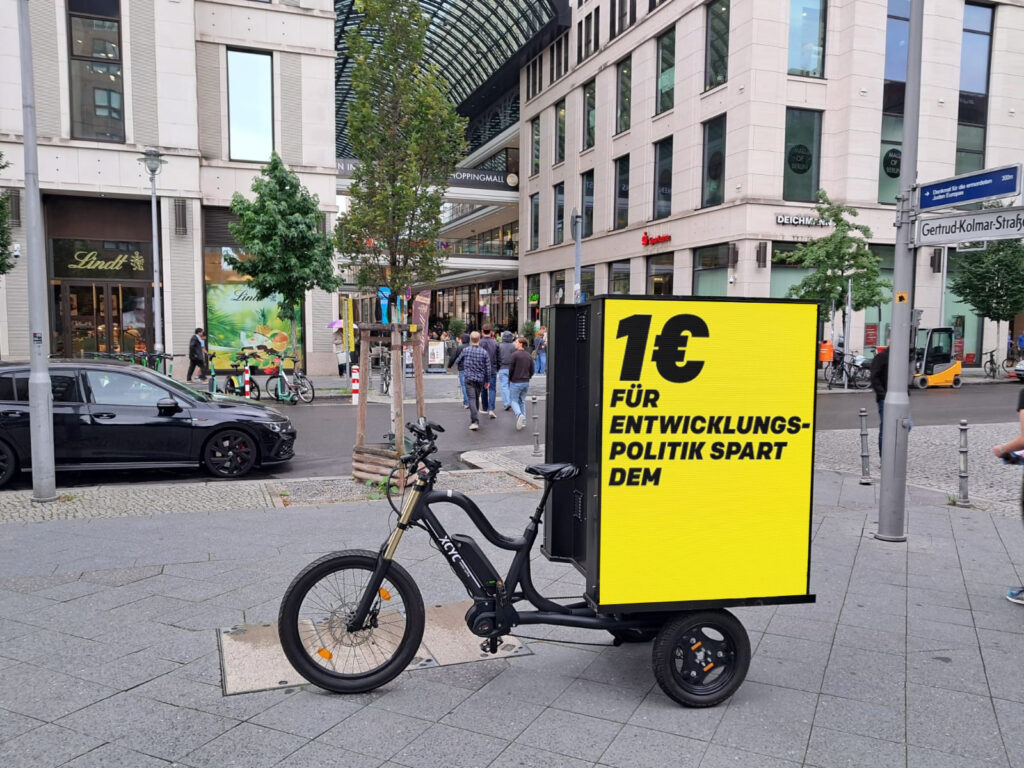 LED-Bike Fahrradwerbung in Berlin für politische Zwecke
