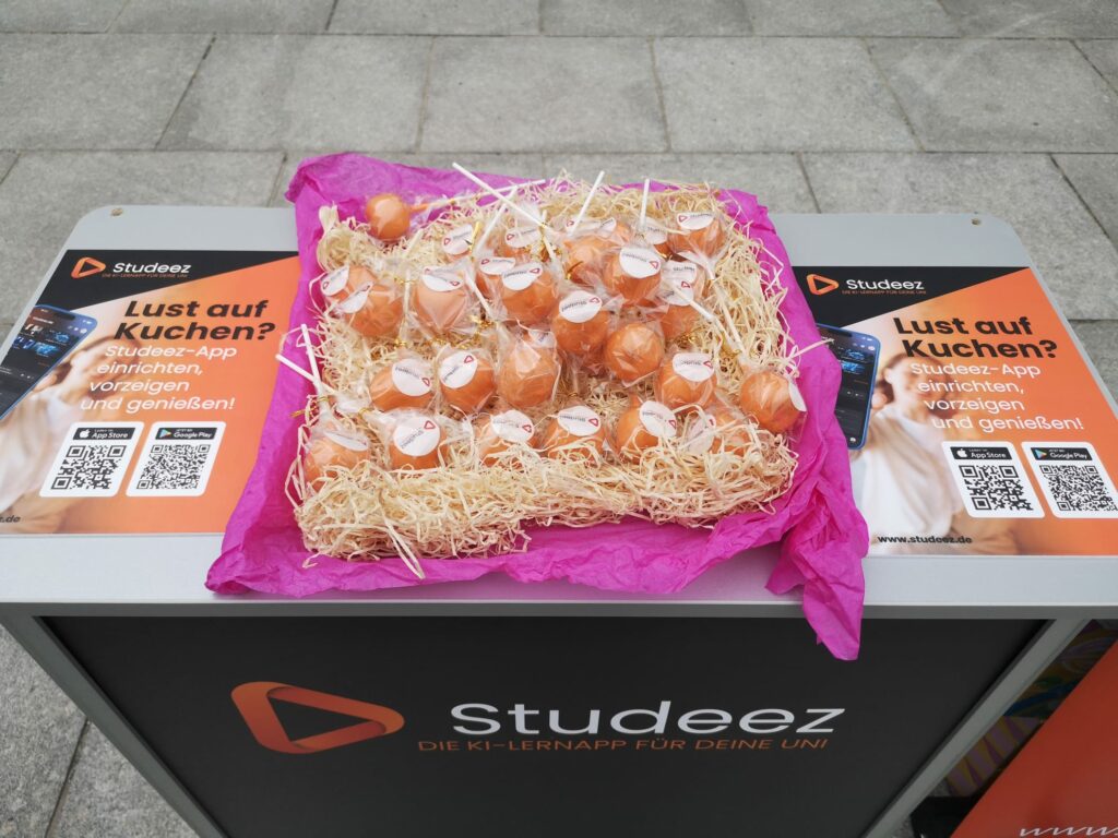 Leckere Cake-Pops als Give-Away während der Standpromotion von Studeez in Berlin