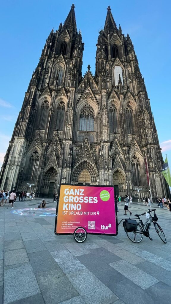 Fahrradwerbung in Köln vor dem Wahrzeichen der Stadt