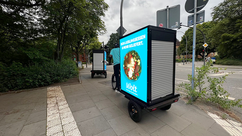 Doppelte Aufmerksamkeit durch Fahrradwerbung mit zwei LED-Bikes