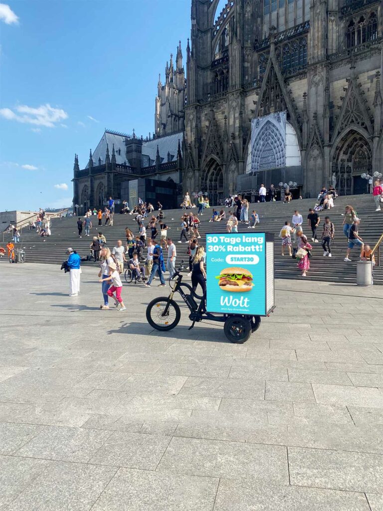 Fahrradwerbung direkt vor dem Hauptbahnhof der Domstadt