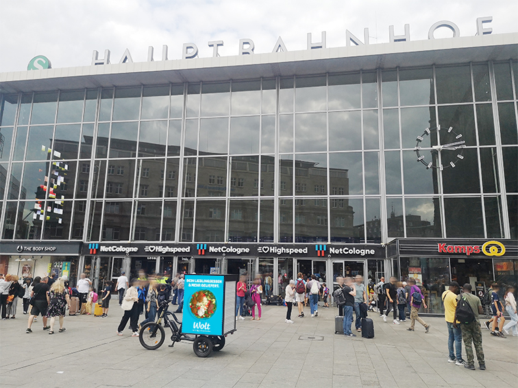 Leuchtenden Werbung auf unserem Werbefahrrad am Kölner Hauptbahnhof