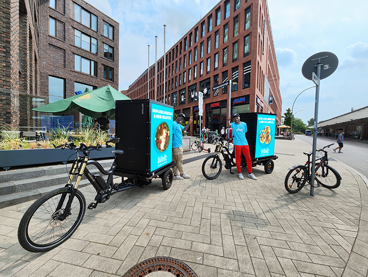 Viel Aufmerksamkeit durch unsere großen leuchtenden Werbeflächen bei unserer Fahrradwerbung. 