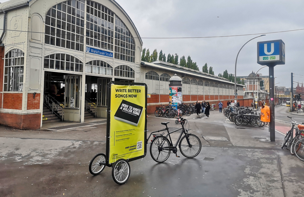 Fahrradwerbung in Berlin fällt auf und zieht die Blicke regelrecht an