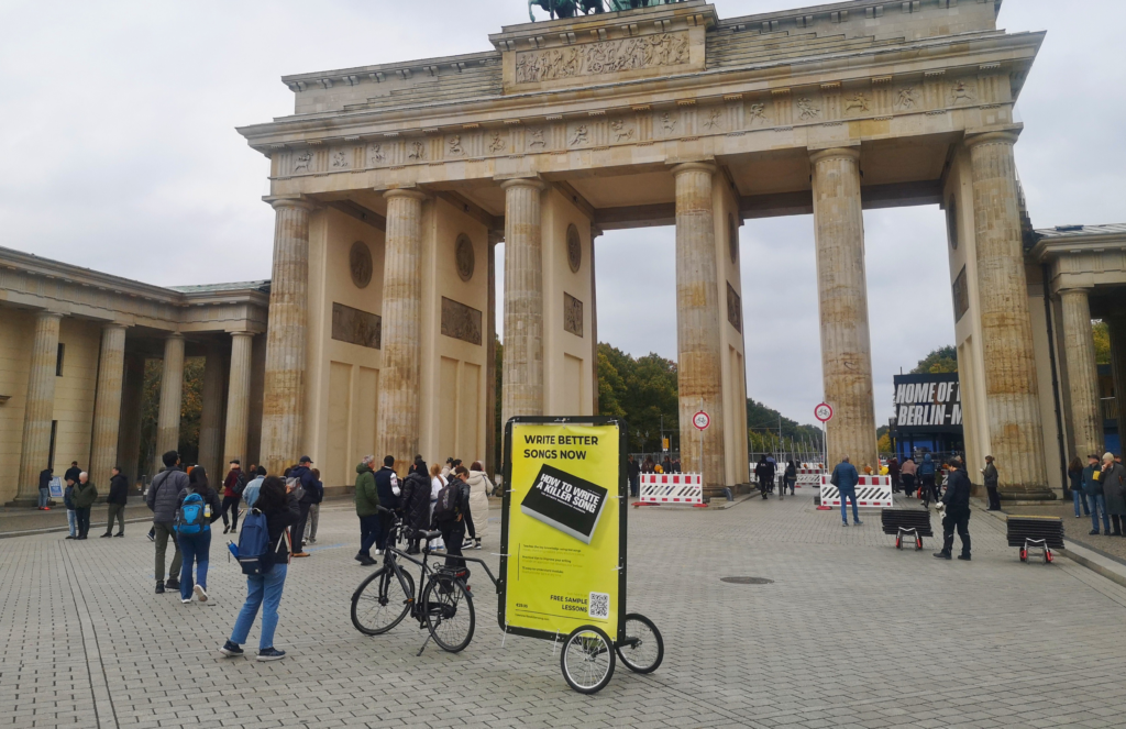 Am Brandenburger Tor ist es schwierig, Werbung zu platzieren. Hier kann Fahrradwerbung helfen