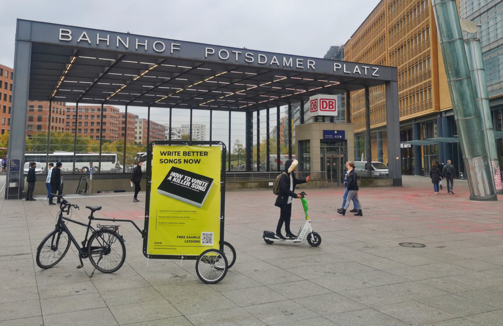 Fahrradwerbung am Berliner Bahnhof am Potsdamer Platz