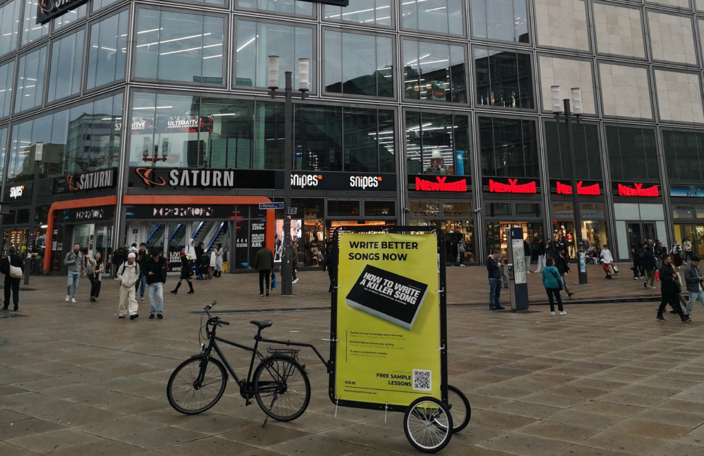 Fahrradwerbung in Berlin mitten in der Innenstadt