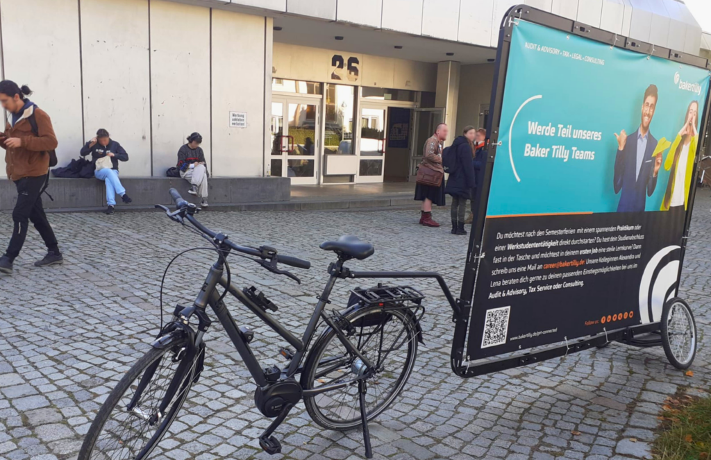 Fahrradwerbung in Berlin mitten in der Zielgruppe