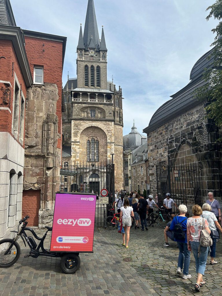 Fahrradwerbung in Aachen vor dem Wahrzeichen der Stadt