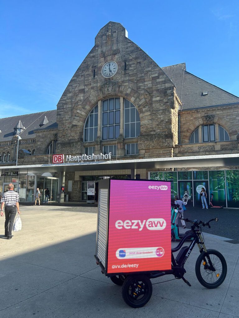 Fahrradwerbung in Aachen vor dem Hauptbahnhof