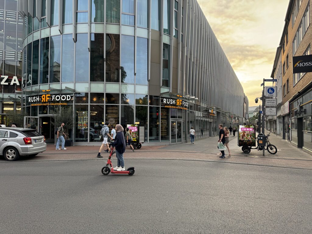 Fahrradwerbung in Aachen vor dem Aquis Plaza, der zentralen Shopping Mall