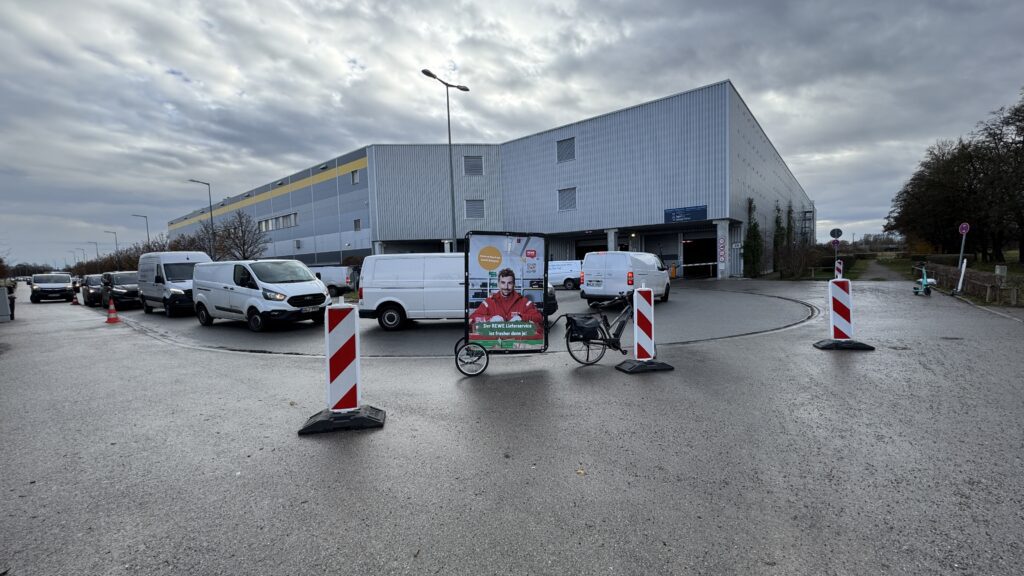 Fahrradwerbung mit riesigem CLP Anhänger